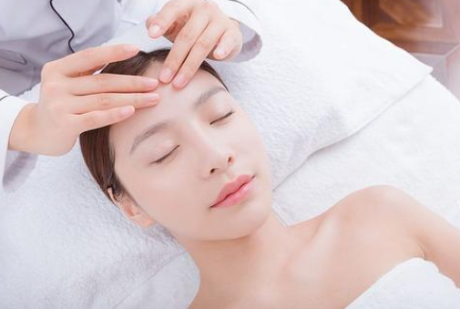 美容儀器怎么選？美容院我們還應(yīng)該要去嗎？